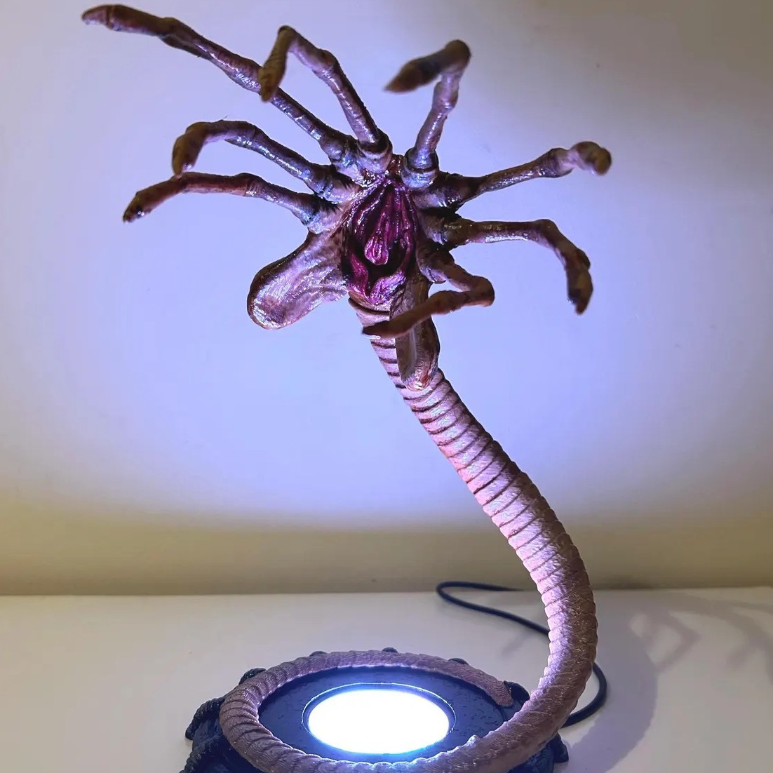 Lampe Alien Facehugger, veille - Neon Sign Party avis et prix